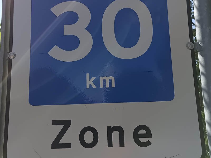 Fjern skilte med anbefalet hastighed!